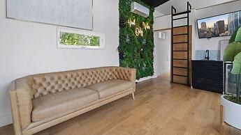 Luxurious Modern Retreat With Private Pool Patio