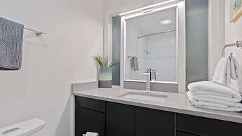 Luxurious Modern Retreat With Private Pool Patio