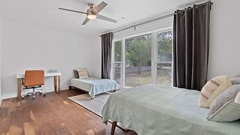 Luxurious Modern Retreat With Private Pool Patio