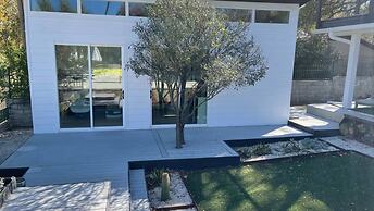 Luxurious Modern Retreat With Private Pool Patio