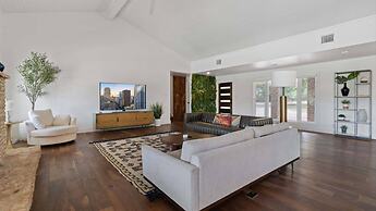 Luxurious Modern Retreat With Private Pool Patio