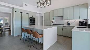 Luxurious Modern Retreat With Private Pool Patio