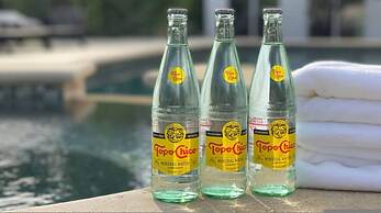 Luxurious Modern Retreat With Private Pool Patio