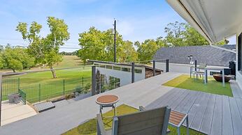 Luxurious Modern Retreat With Private Pool Patio