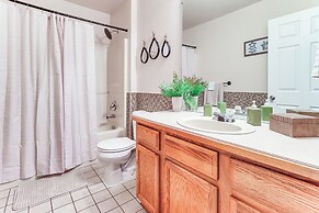 5 Mi to Emu: Home w/ Seasonal Pool Access