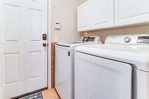 5 Mi to Emu: Home w/ Seasonal Pool Access