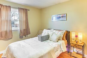 3 Mi to Berkshire Mall: Suburban Stay w/ Yard!