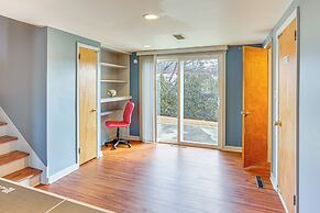 3 Mi to Berkshire Mall: Suburban Stay w/ Yard!