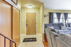 3 Mi to Berkshire Mall: Suburban Stay w/ Yard!