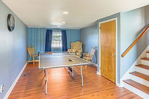3 Mi to Berkshire Mall: Suburban Stay w/ Yard!