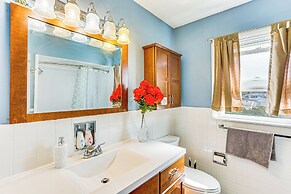 3 Mi to Berkshire Mall: Suburban Stay w/ Yard!