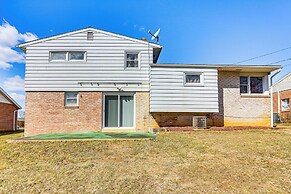 3 Mi to Berkshire Mall: Suburban Stay w/ Yard!