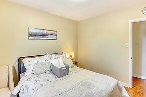 3 Mi to Berkshire Mall: Suburban Stay w/ Yard!