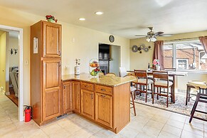 3 Mi to Berkshire Mall: Suburban Stay w/ Yard!