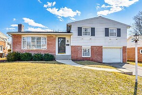 3 Mi to Berkshire Mall: Suburban Stay w/ Yard!