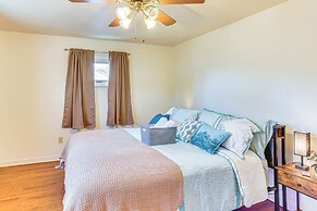 3 Mi to Berkshire Mall: Suburban Stay w/ Yard!