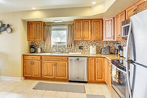 3 Mi to Berkshire Mall: Suburban Stay w/ Yard!