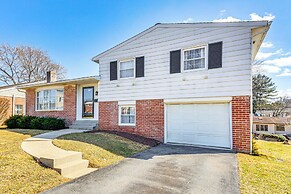 3 Mi to Berkshire Mall: Suburban Stay w/ Yard!