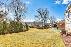 3 Mi to Berkshire Mall: Suburban Stay w/ Yard!