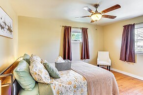 3 Mi to Berkshire Mall: Suburban Stay w/ Yard!