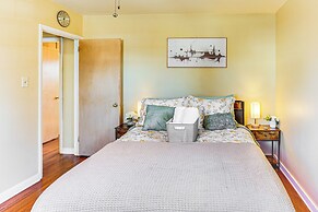 3 Mi to Berkshire Mall: Suburban Stay w/ Yard!