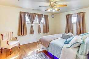 3 Mi to Berkshire Mall: Suburban Stay w/ Yard!