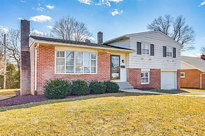 3 Mi to Berkshire Mall: Suburban Stay w/ Yard!