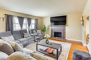 3 Mi to Berkshire Mall: Suburban Stay w/ Yard!