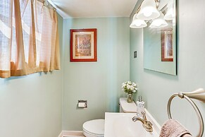 3 Mi to Berkshire Mall: Suburban Stay w/ Yard!