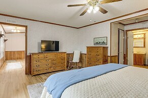 < 1 Mi to Greers Ferry Lake: Dog-friendly Home!
