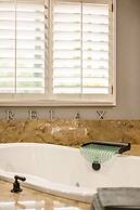 Luxury Villa w Pool Garden Outdoor Lounge