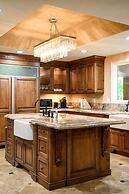 Luxury Villa w Pool Garden Outdoor Lounge