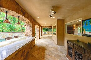 Luxury Villa w Pool Garden Outdoor Lounge