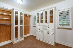 Luxury Villa w Pool Garden Outdoor Lounge