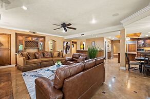 Luxury Villa w Pool Garden Outdoor Lounge