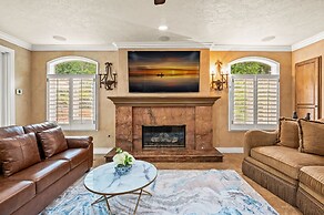 Luxury Villa w Pool Garden Outdoor Lounge