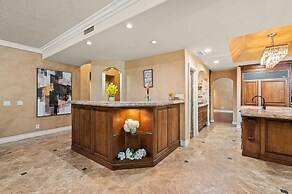 Luxury Villa w Pool Garden Outdoor Lounge