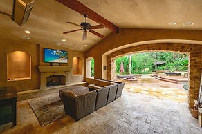 Luxury Villa w Pool Garden Outdoor Lounge