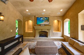 Luxury Villa w Pool Garden Outdoor Lounge