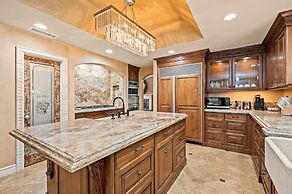 Luxury Villa w Pool Garden Outdoor Lounge