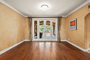 Luxury Villa w Pool Garden Outdoor Lounge