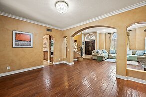 Luxury Villa w Pool Garden Outdoor Lounge