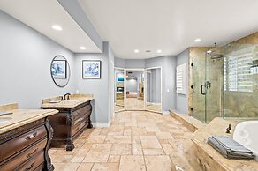 Luxury Villa w Pool Garden Outdoor Lounge