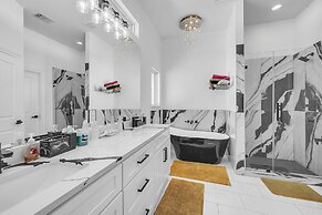 Beehive House- Stylish Houston Getaway 3 Bedroom Home