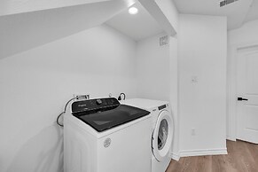 Beehive House- Stylish Houston Getaway 3 Bedroom Home