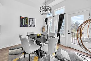 Beehive House- Stylish Houston Getaway 3 Bedroom Home