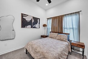 Beehive House- Stylish Houston Getaway 3 Bedroom Home