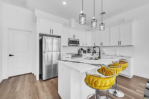 Beehive House- Stylish Houston Getaway 3 Bedroom Home