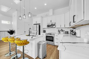 Beehive House- Stylish Houston Getaway 3 Bedroom Home