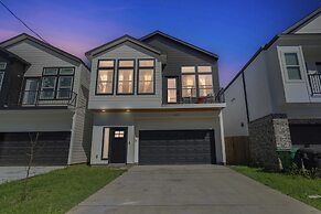 Beehive House- Stylish Houston Getaway 3 Bedroom Home